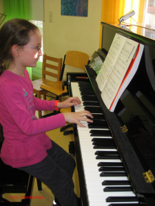 Musikschülerin am Klavier 