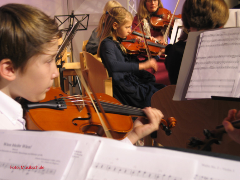 Schüler an Geige