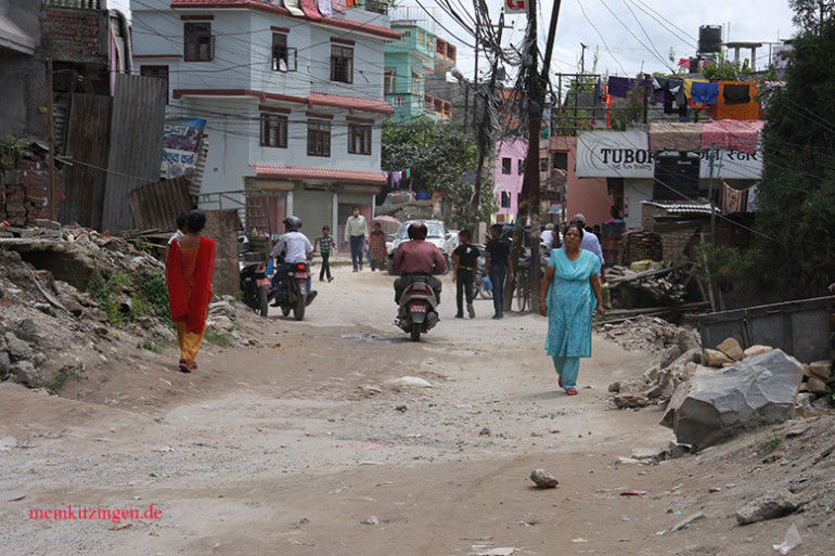 Eine großzügige Nebenstraße in Kathmandu
