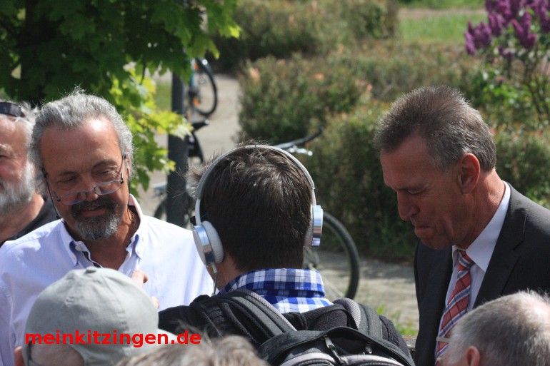 Oberbürgermeister Müller und Immobilieneigentümer Wittmann bei der Diskussion in das Micro eines Rundfunkjournalisten