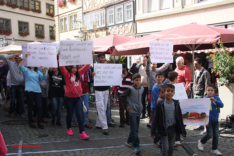 Der "Einmarsch" der Flüchtlinge auf dem Marktplatz 