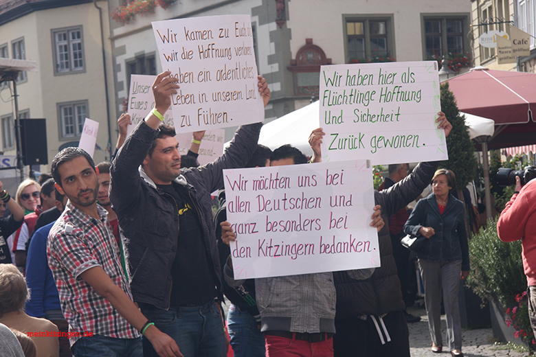 Flüchtlinge mit Plakaten