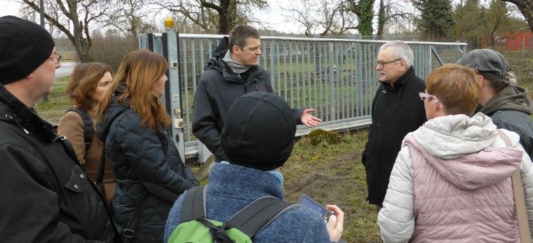 Pater Christoph Gerhard erklärt den grünen Gästen das Energiekonzept Foto: Grüne