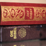 Koran liegt auf der Bibel