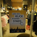Banner der Kampagne "Lass den Klick in deiner Stadt" im Schaufenster von Polis.