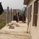Handwerker bauen an der Schule